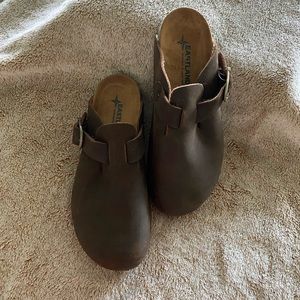 EASTLAND GIna slides